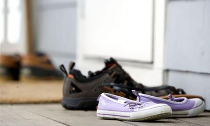 خلع الحذاء خارج المنزل.. أكثر من مجرد عادة