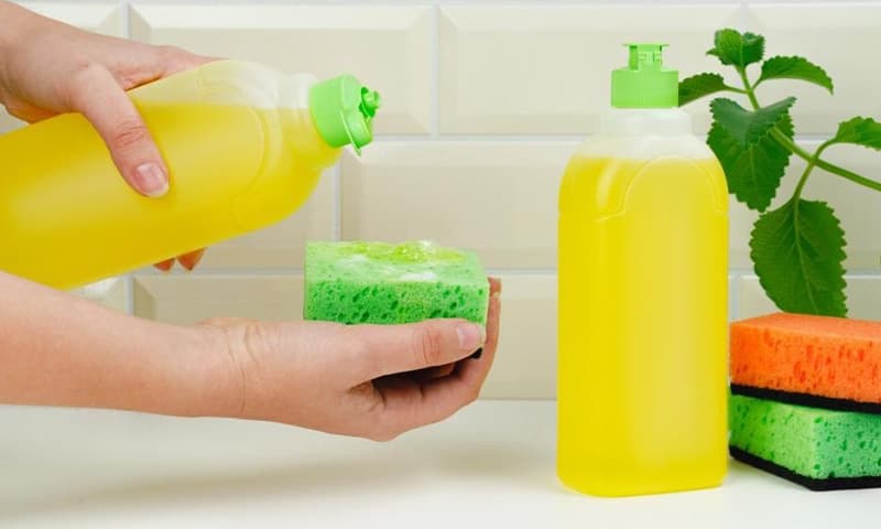 3 طرق لغسل الاطباق بدون صابون سائل