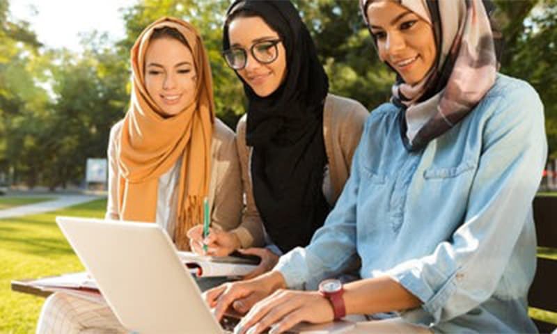 أفضل المهن للمرأة المسلمة: تحقيق التوازن بين الالتزام الديني ودعم الأسرة