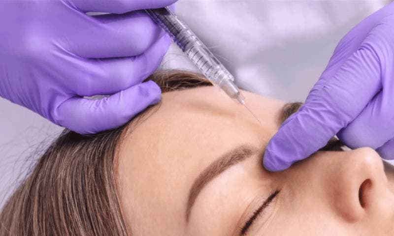 كل ما تحتاجين معرفته عن البوتوكس والفيلر: دليلكِ الشامل للجمال الآمن