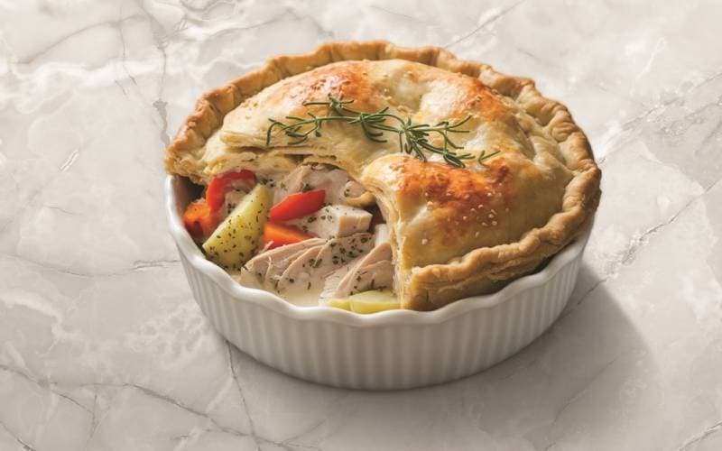 فطيرة الدجاج بالكريمة: لمسة دفء ورفاه في طبق واحد