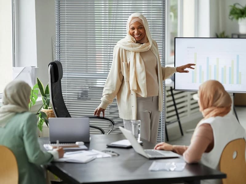 المرأة جليسة الدار أو فعالة في المجتمع؟